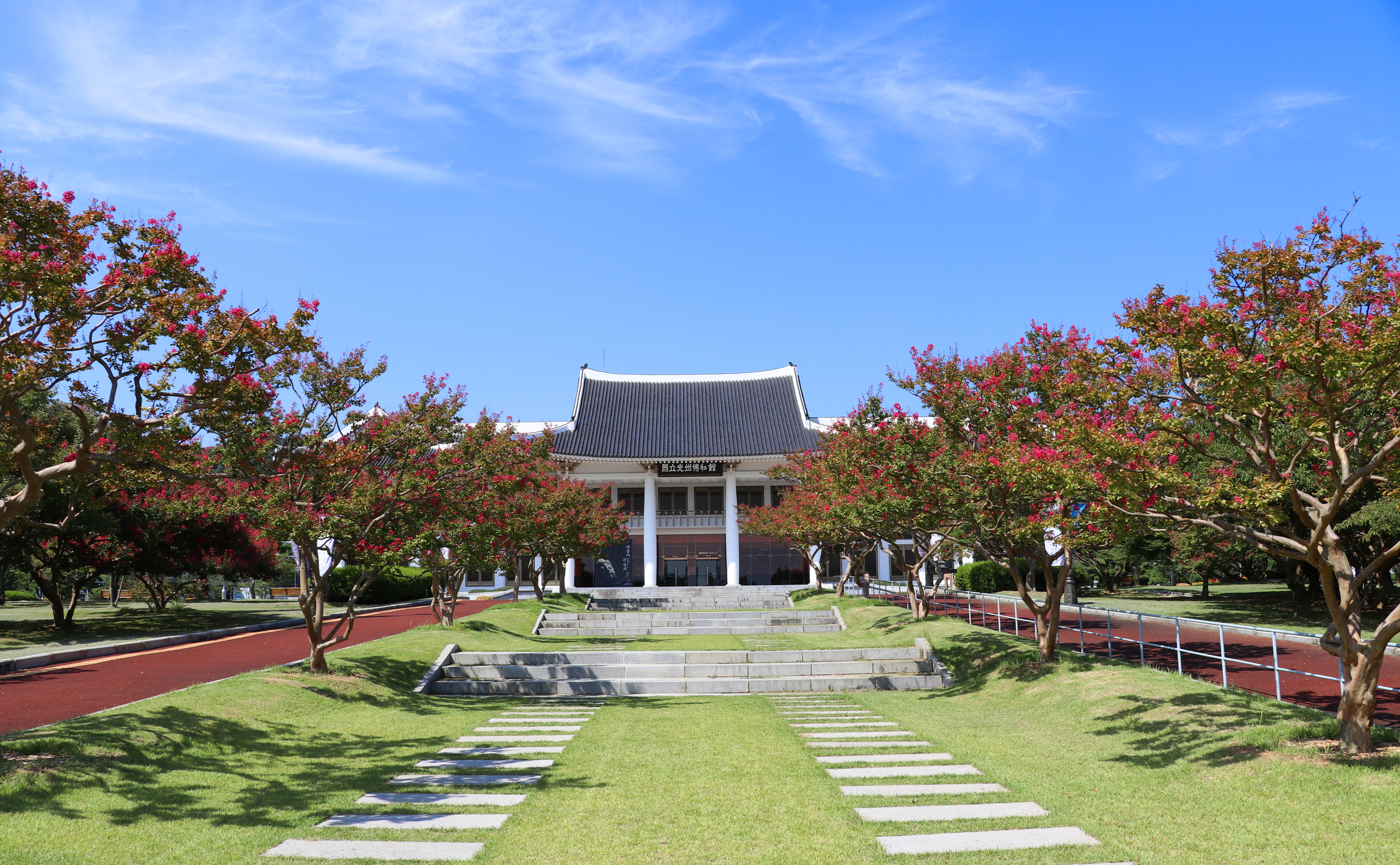 백일홍이 핀 박물관 정원