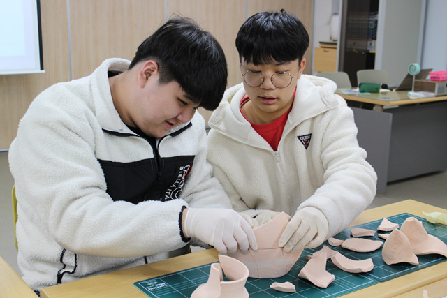 1/8 박물관 큐레이터
